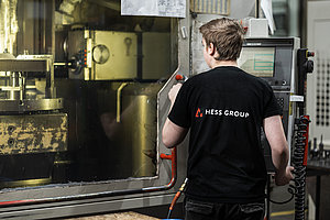 [Translate to English:] Ausbuldung zum/zur Zerspanungsmechaniker/in bei der TOPWERK GROUP 
