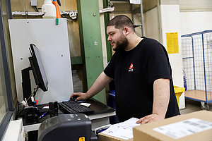 [Translate to English:] Ausbildung zur Fachkraft für Lagerlogistik bei der TOPWERK GROUP